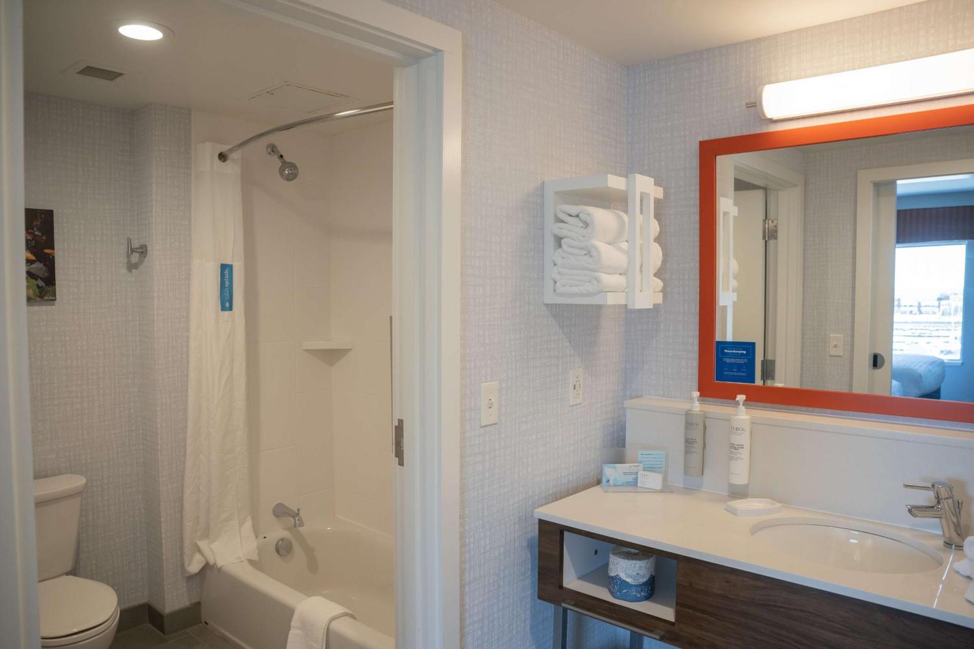 Hampton Inn & Suites Erie Bayfront Exteriör bild