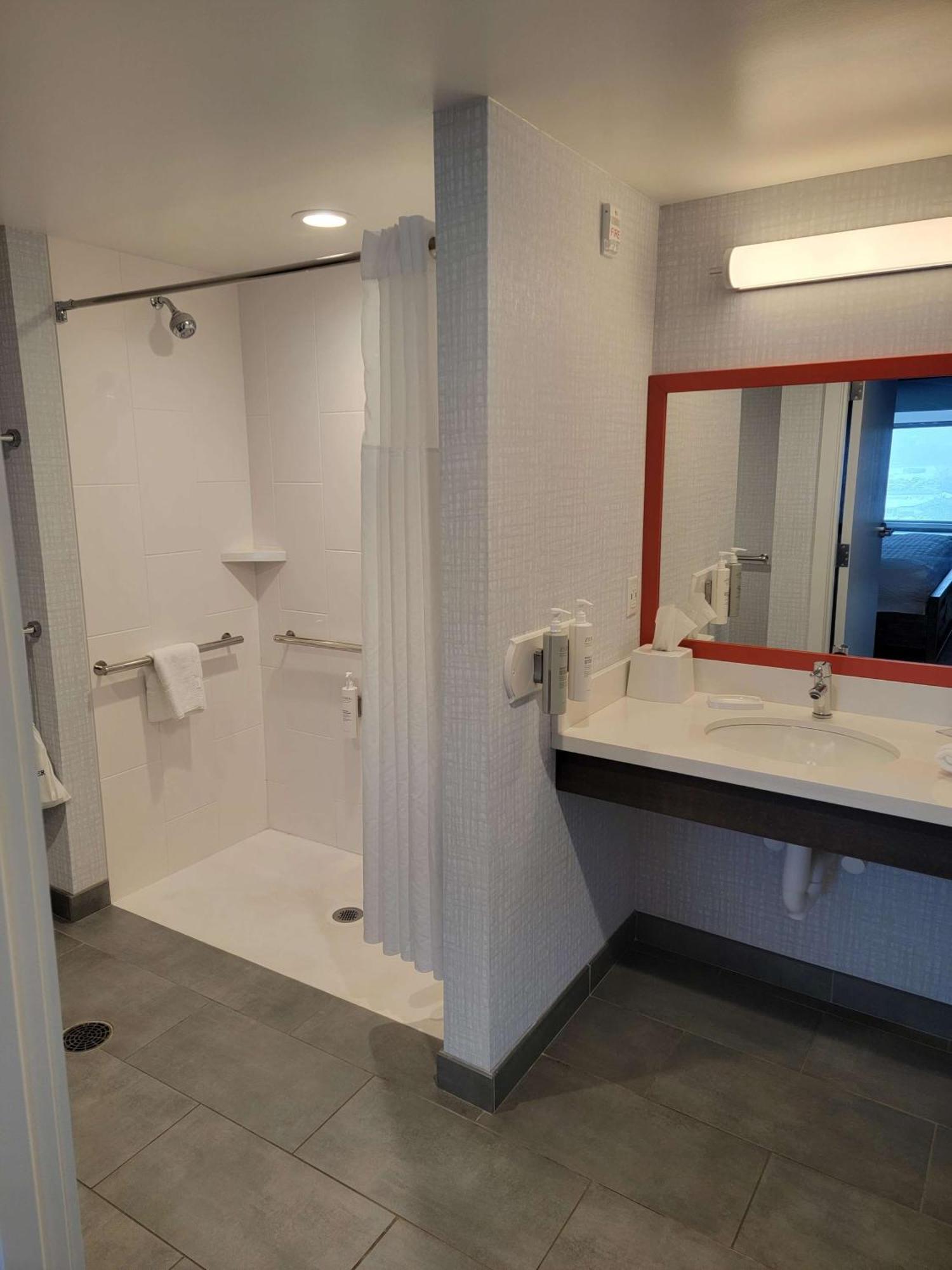 Hampton Inn & Suites Erie Bayfront Exteriör bild