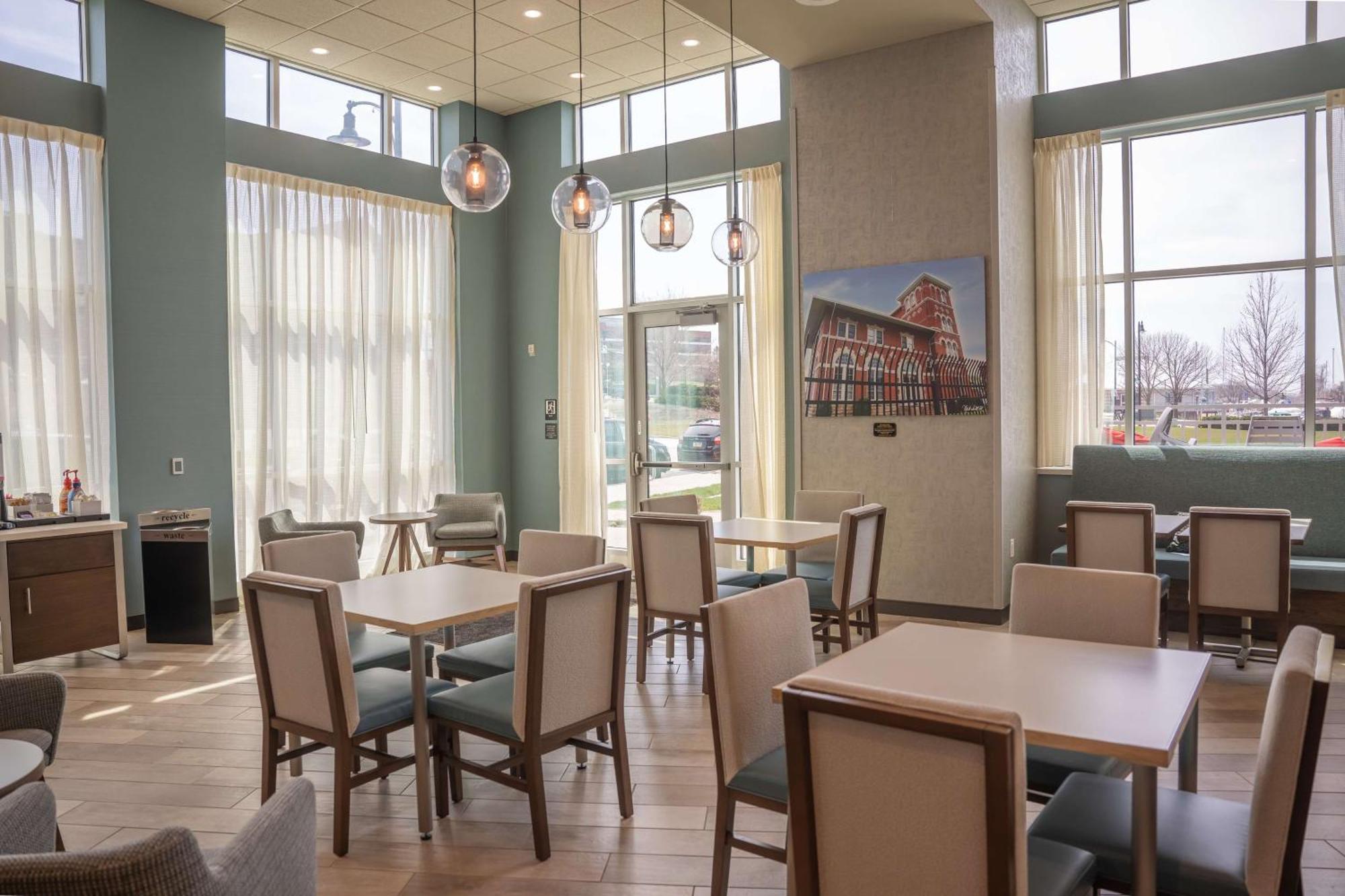 Hampton Inn & Suites Erie Bayfront Exteriör bild